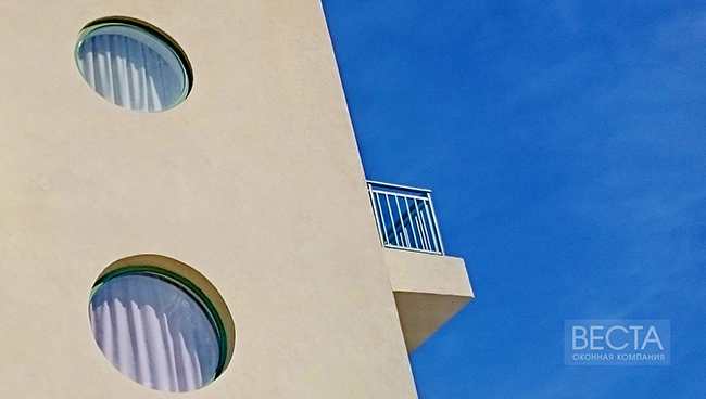 Круглые окна на фасаде здания